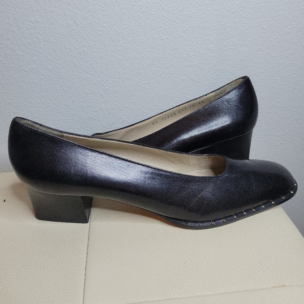 Salvatore Ferragamo black leather heel pumps 1.5 size 10 - very slight use